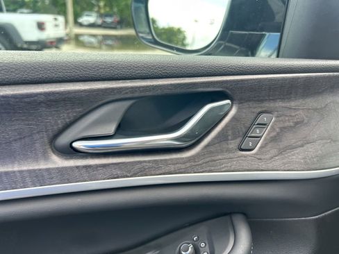 Certified 2025 Jeep Grand Cherokee Limited w/ Black Appearance Package image 38