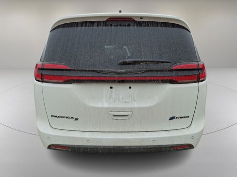 Used 2025 Chrysler Pacifica Premium image 8