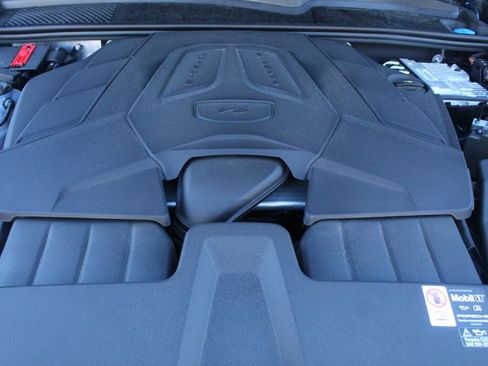 Certified 2025 Porsche Cayenne Coupe AWD/4WD image 16