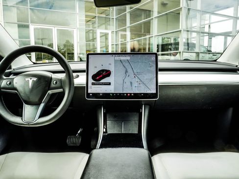 Used 2021 Tesla Model Y Long Range AWD/4WD image 5