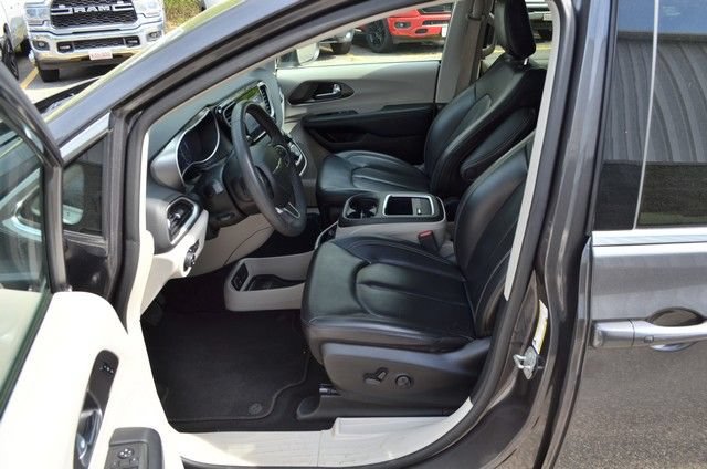 Used 2023 Chrysler Pacifica Touring-L FWD image 17