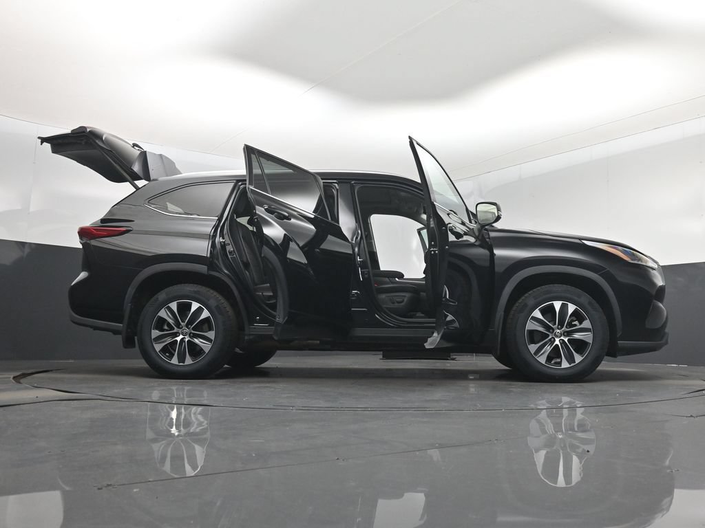 Used 2021 Toyota Highlander XLE AWD/4WD image 7