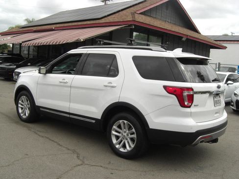 Used 2017 Ford Explorer XLT w/ Equipment Group 202A FWD image 10