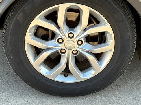 Used 2019 Land Rover Discovery SE image 10