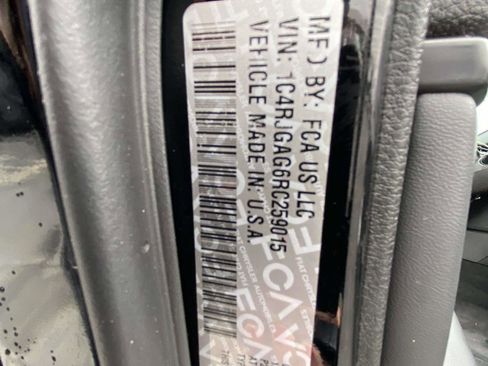 Certified 2024 Jeep Grand Cherokee Laredo image 13