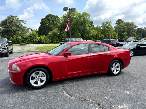 Used 2013 Dodge Charger SE image 2