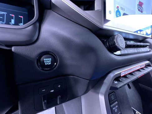 Used 2025 Toyota Tundra Limited AWD/4WD image 9