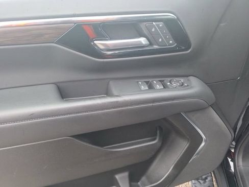 Used 2025 Chevrolet Suburban Z71 AWD/4WD image 27