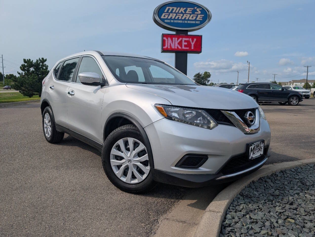 Used 2015 Nissan Rogue S FWD image 2