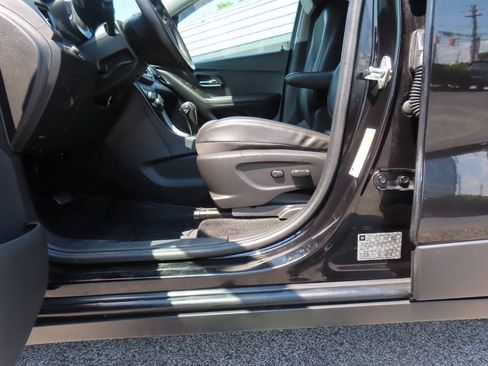Used 2019 Chevrolet Trax LT w/ LT Convenience Package AWD/4WD image 16