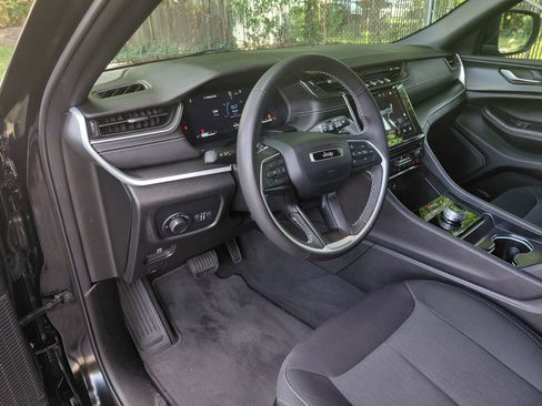 Used 2024 Jeep Grand Cherokee Laredo X AWD/4WD image 19