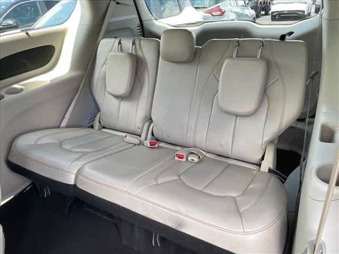 Used 2021 Chrysler Pacifica Touring-L FWD image 15