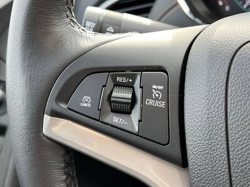 Used 2022 Chevrolet Trax LT w/ LT Convenience Package image 21