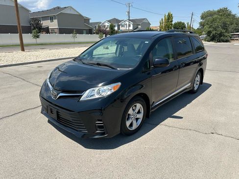 Used 2018 Toyota Sienna LE w/ Protection Package FWD image 3