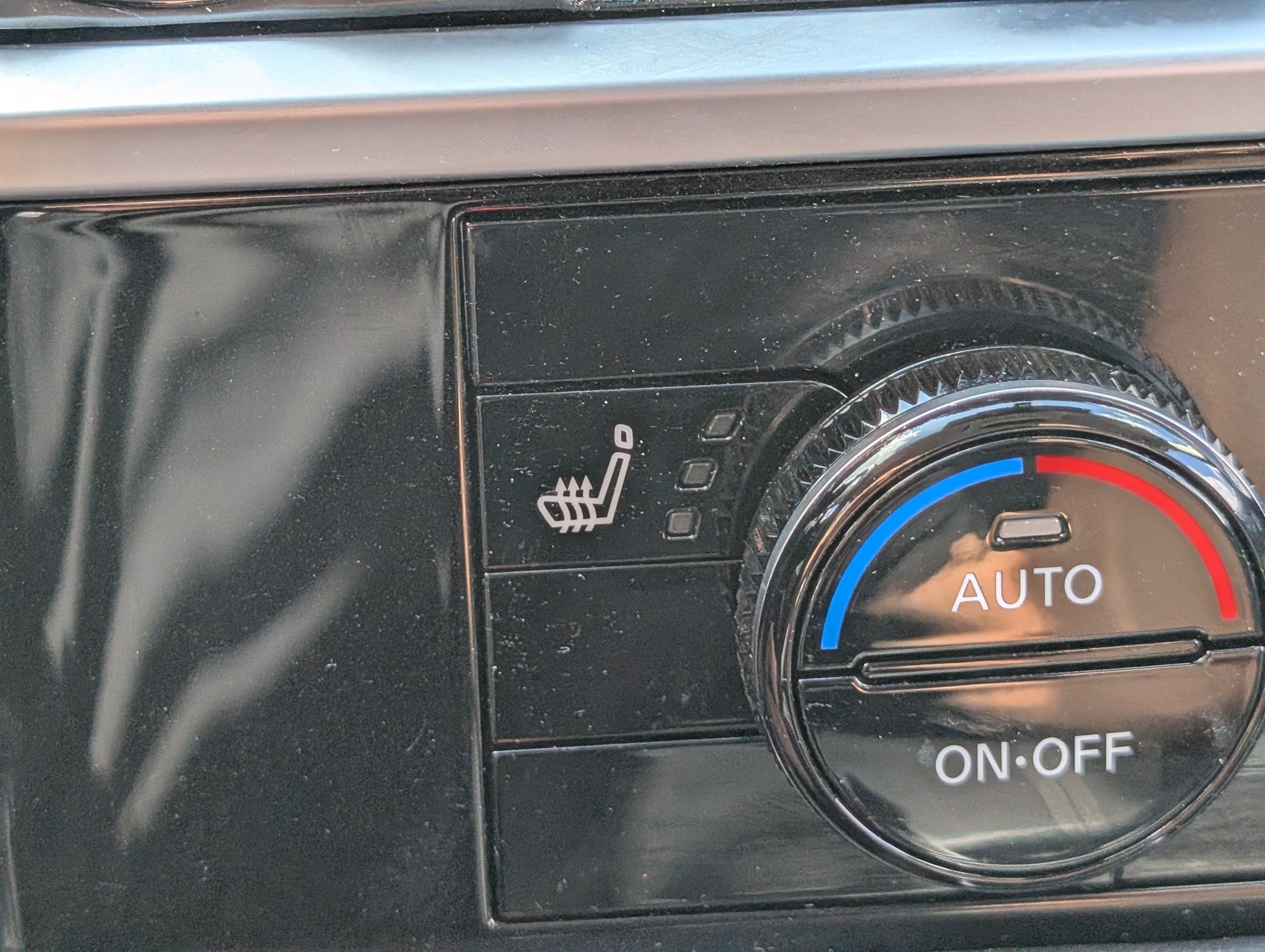 Used 2025 Nissan Pathfinder SV FWD image 32