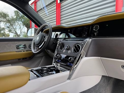 Used 2025 Rolls-Royce Cullinan AWD/4WD image 35