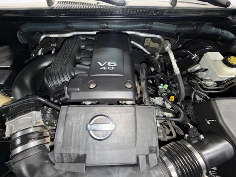 Used 2010 Nissan Frontier SE image 22