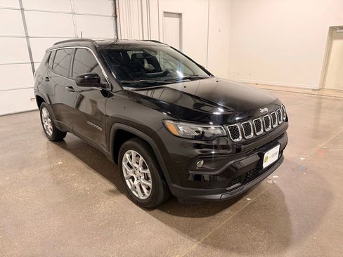 Used 2024 Jeep Compass Latitude image 3