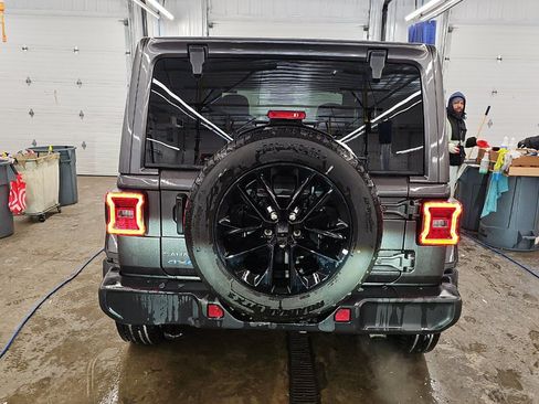 Used 2025 Jeep Wrangler Unlimited Sahara AWD/4WD image 5