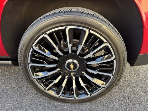 Used 2025 Chevrolet Suburban High Country image 11