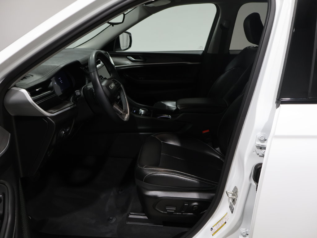 Used 2024 Jeep Grand Cherokee L Limited AWD/4WD image 10
