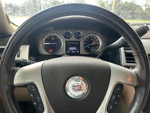 Used 2011 Cadillac Escalade Premium RWD image 31