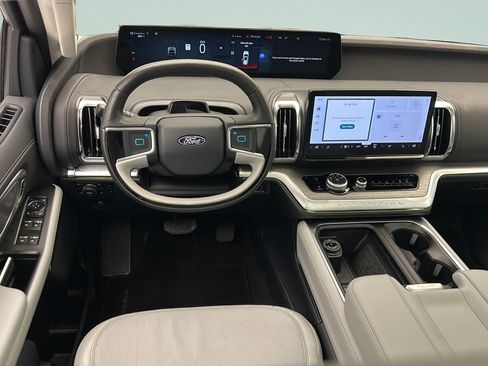 Used 2025 Ford Expedition Platinum w/ Driver's Package AWD/4WD image 13
