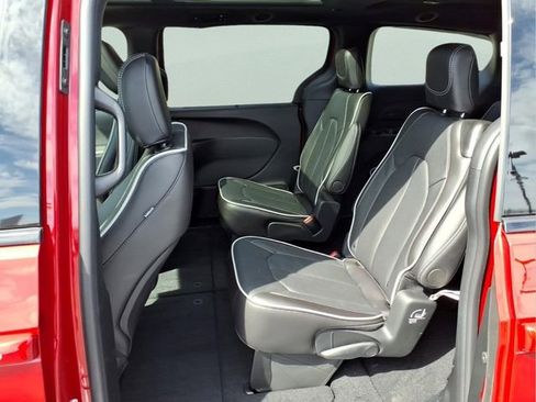 New 2026 Chrysler Pacifica Limited AWD/4WD image 9
