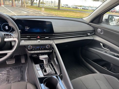 Used 2025 Hyundai Elantra SEL image 31
