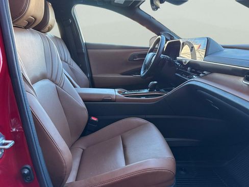 Used 2025 Toyota Crown Signia Limited image 20