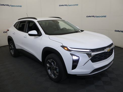 New 2026 Chevrolet Trax LT w/ Driver Confidence Package FWD image 3