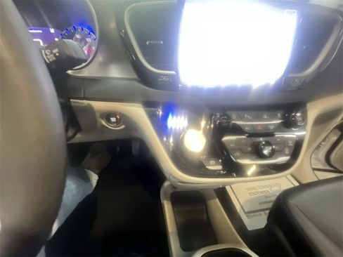 Used 2024 Chrysler Pacifica Touring-L image 19