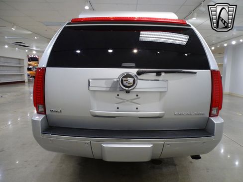Used 2011 Cadillac Escalade ESV Premium image 5
