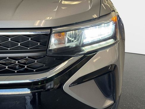 Certified 2024 Volkswagen Taos SE image 10