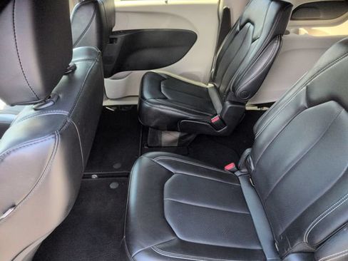 Used 2023 Chrysler Pacifica Touring-L FWD image 28