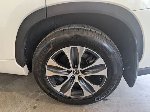 Used 2020 Toyota Highlander XLE image 9