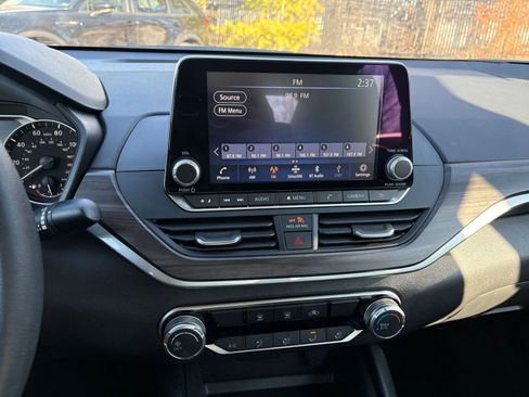 Used 2025 Nissan Altima 2.5 SV image 18