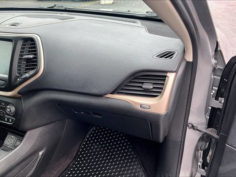 Used 2017 Jeep Cherokee Latitude w/ Safety/Convenience Group FWD image 15