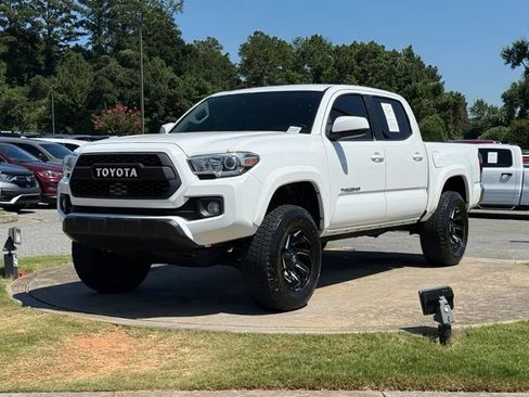 Used 2018 Toyota Tacoma SR5 RWD image 3