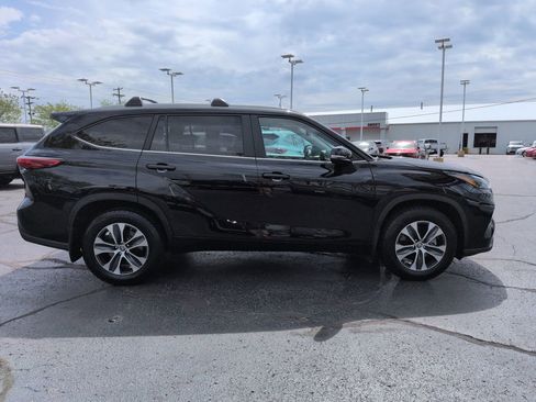 Used 2023 Toyota Highlander XLE image 6