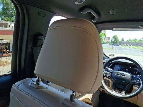 Used 2023 Jeep Grand Cherokee Limited w/ Black Appearance Package AWD/4WD image 14