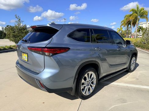 Used 2023 Toyota Highlander Limited image 3