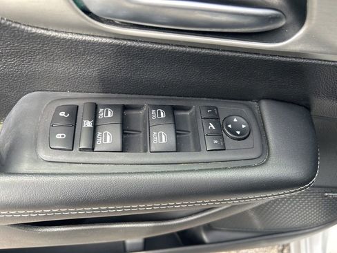 Used 2023 Chrysler Pacifica Limited w/ Uconnect Theater Family Group FWD image 19