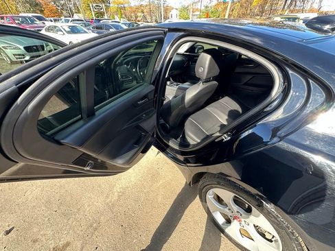 Used 2018 Jaguar XE Premium image 24