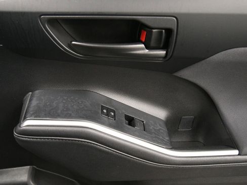 Certified 2024 Toyota Highlander LE image 29