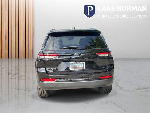 New 2025 Jeep Grand Cherokee Limited w/ Black Appearance Package image 8