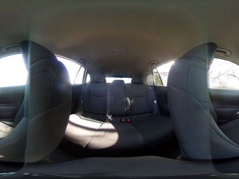 Used 2025 Toyota Corolla Cross LE image 41