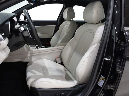 Used 2025 Genesis G70 2.5T image 17
