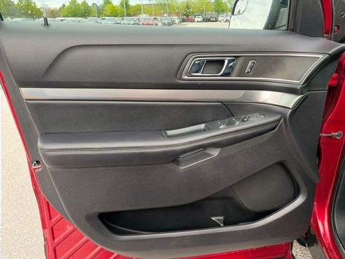 Used 2018 Ford Explorer XLT w/ Equipment Group 202A AWD/4WD image 13