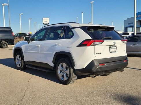 Used 2021 Toyota RAV4 XLE w/ Convenience Package image 7